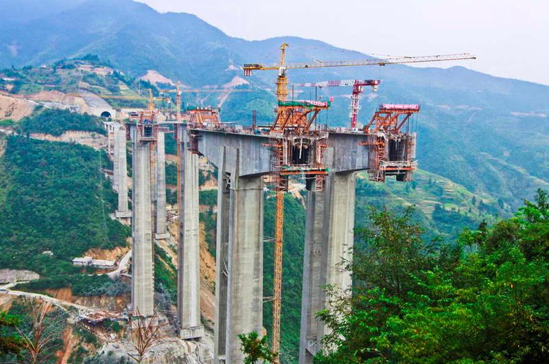 建設(shè)中的廈蓉高速公路山店江大橋